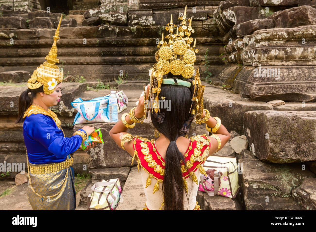 Apsara ballerini preparando a svolgere delle danze tradizionali in un cortile del tempio Bayon in Siem Reap, Cambogia Foto Stock