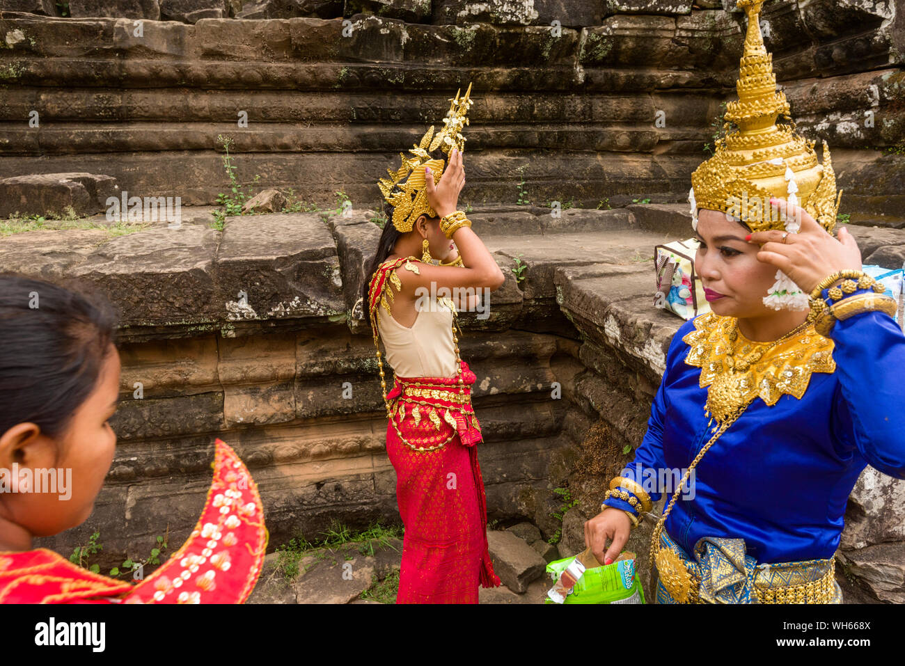 Apsara ballerini preparando a svolgere delle danze tradizionali in un cortile del tempio Bayon in Siem Reap, Cambogia Foto Stock