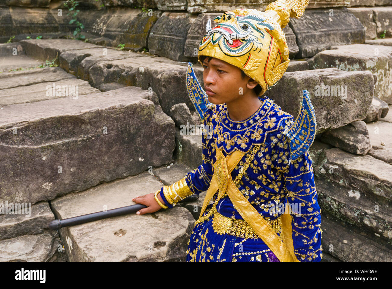 Apsara ballerini preparando a svolgere delle danze tradizionali in un cortile del tempio Bayon in Siem Reap, Cambogia Foto Stock