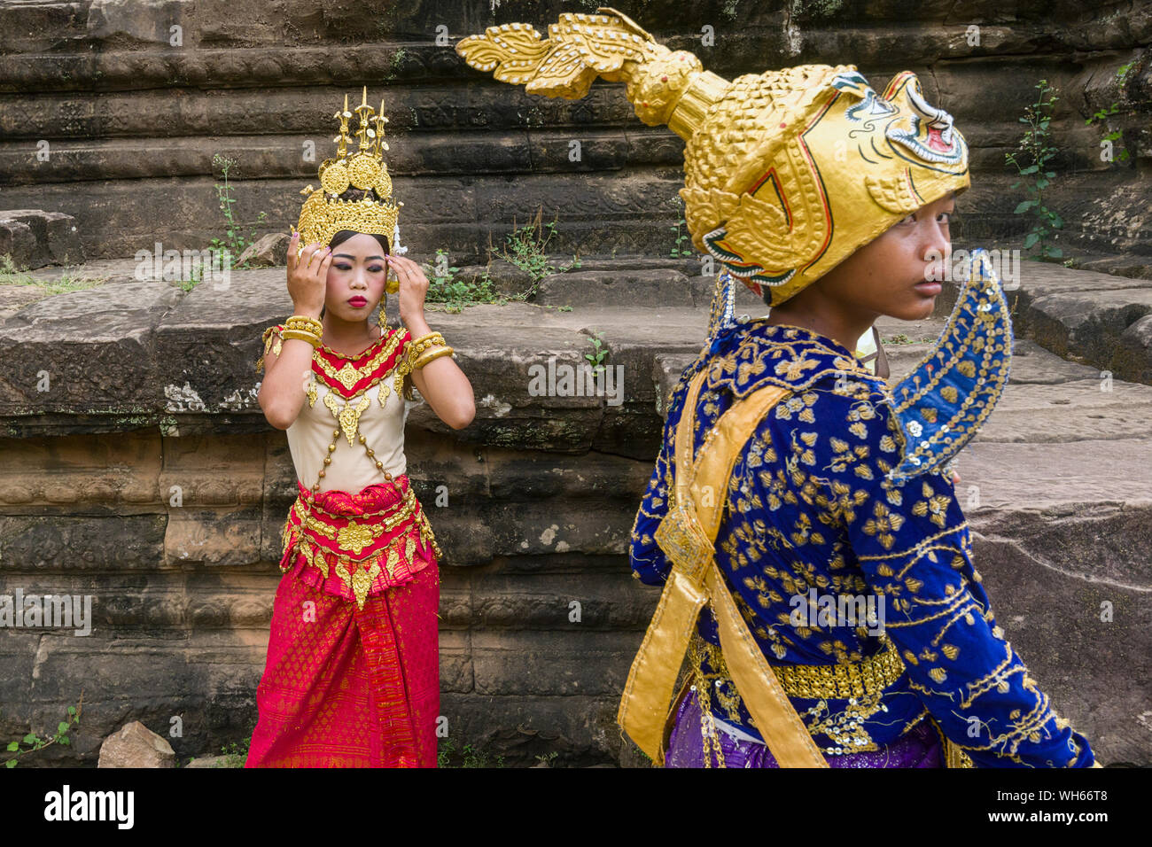Apsara ballerini preparando a svolgere delle danze tradizionali in un cortile del tempio Bayon in Siem Reap, Cambogia Foto Stock