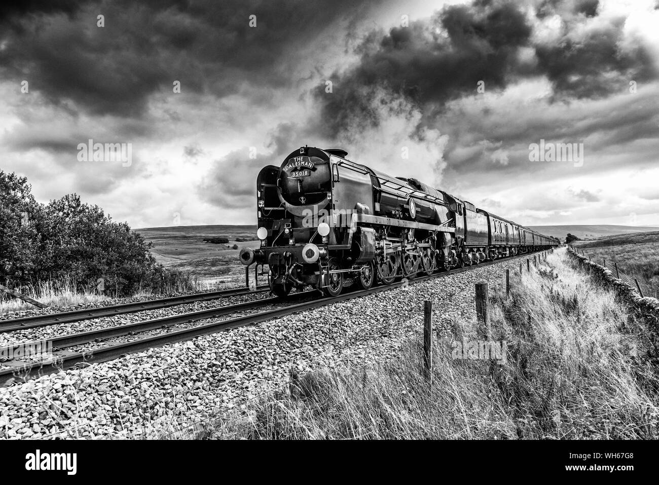 Il 35018 Ferrovia Meridionale India britannica treno a vapore passando attraverso Ribblesdale sul arrivino a Carlisle in linea la scenic Yorkshire Dales Foto Stock