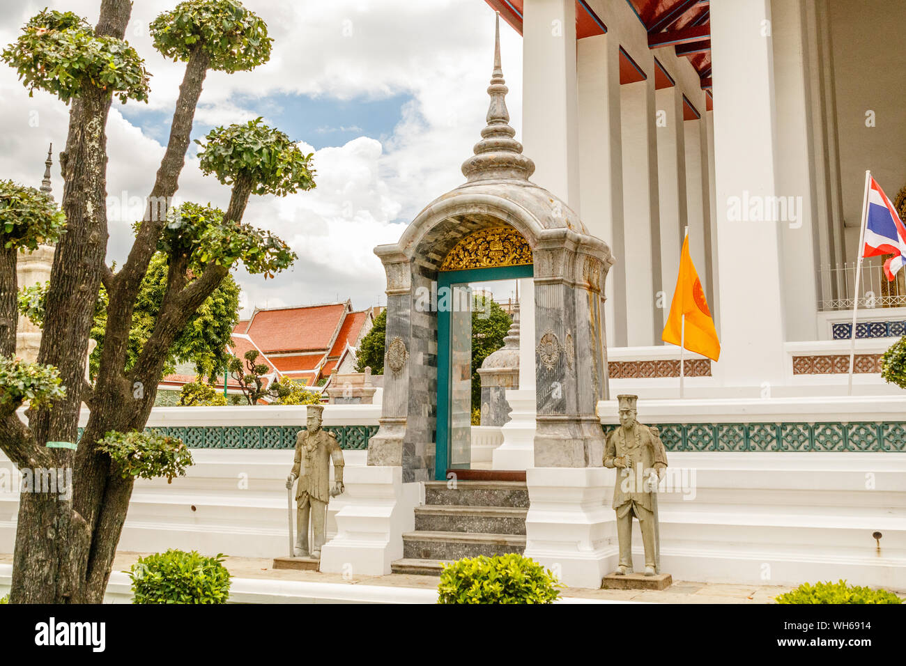 Statue all'entrata di Wat Suthat Thepwararam, old royal tempio buddista (WAT) in Bangkok, Tailandia. Foto Stock