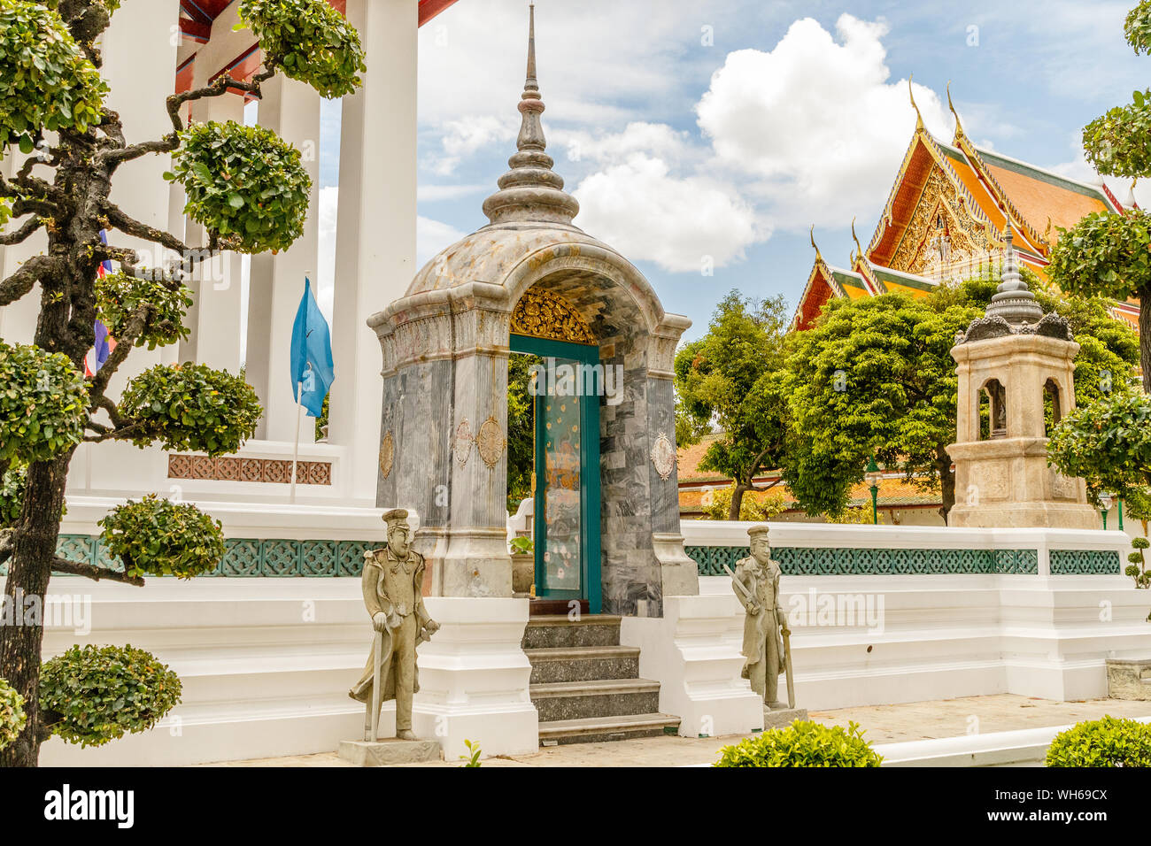 Statue all'entrata di Wat Suthat Thepwararam, old royal tempio buddista (WAT) in Bangkok, Tailandia. Foto Stock