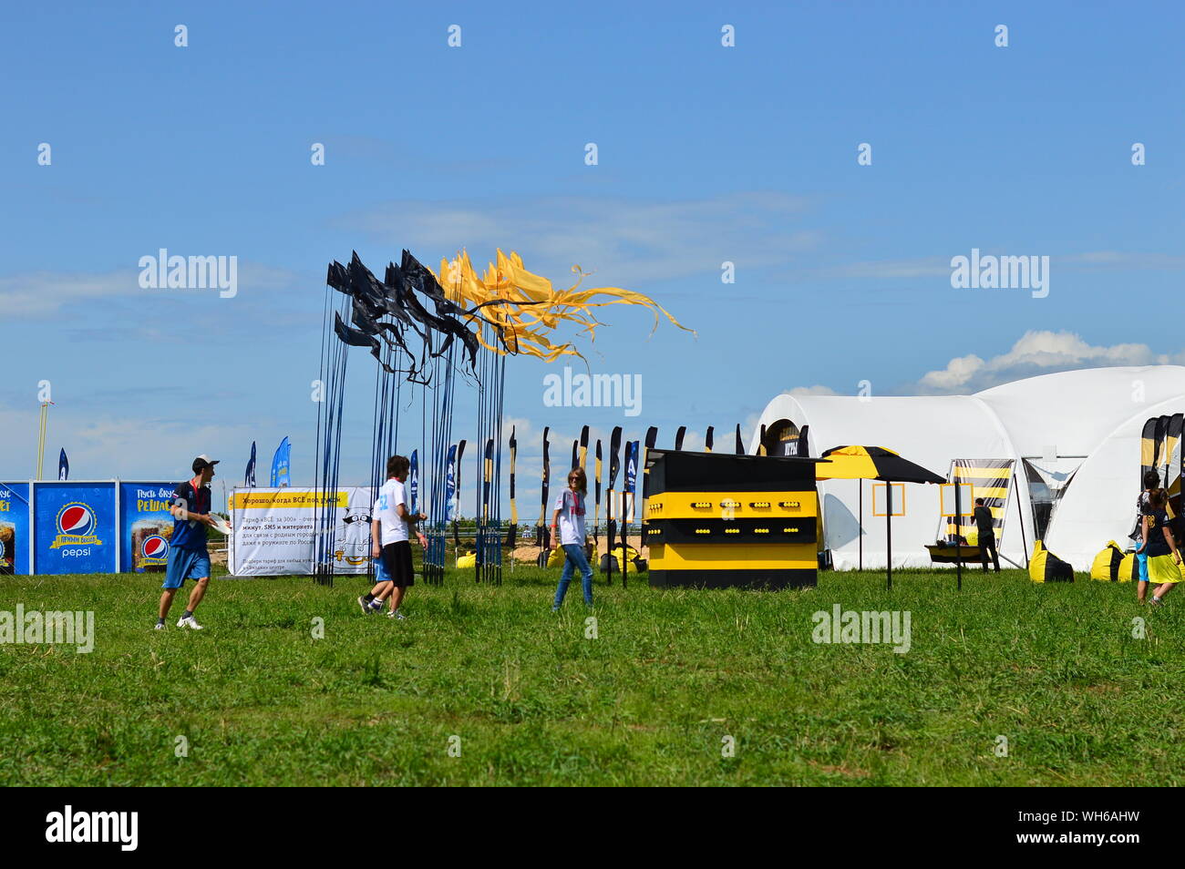 KOSINO, RUSSIA - Luglio 18, 2015: Beeline Pavilion, il panorama e la gente alla Alfa futuro popolo Festival che va da luglio 17-19 vicino a Nizhny Foto Stock