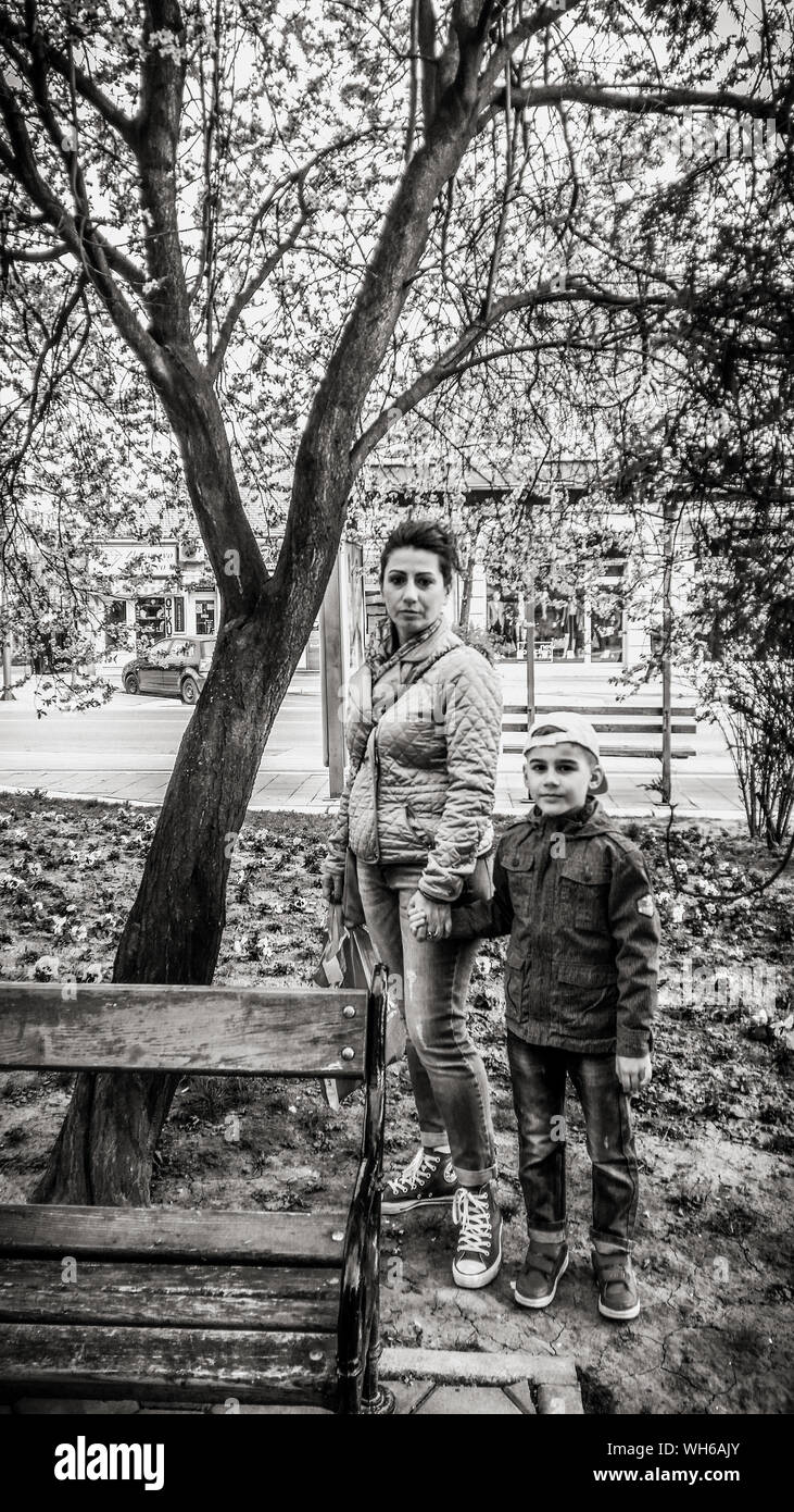 A piena lunghezza Ritratto di Madre e Figlio in posizione di parcheggio Foto Stock