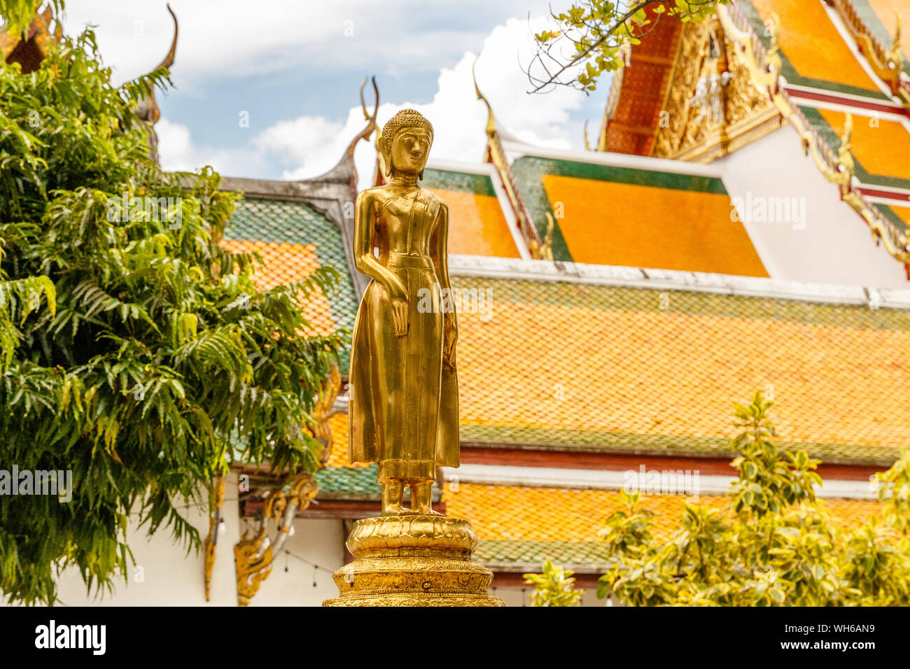 Statua dorata di Wat Suthat Thepwararam, old royal tempio buddista (WAT) in Bangkok, Tailandia. Foto Stock