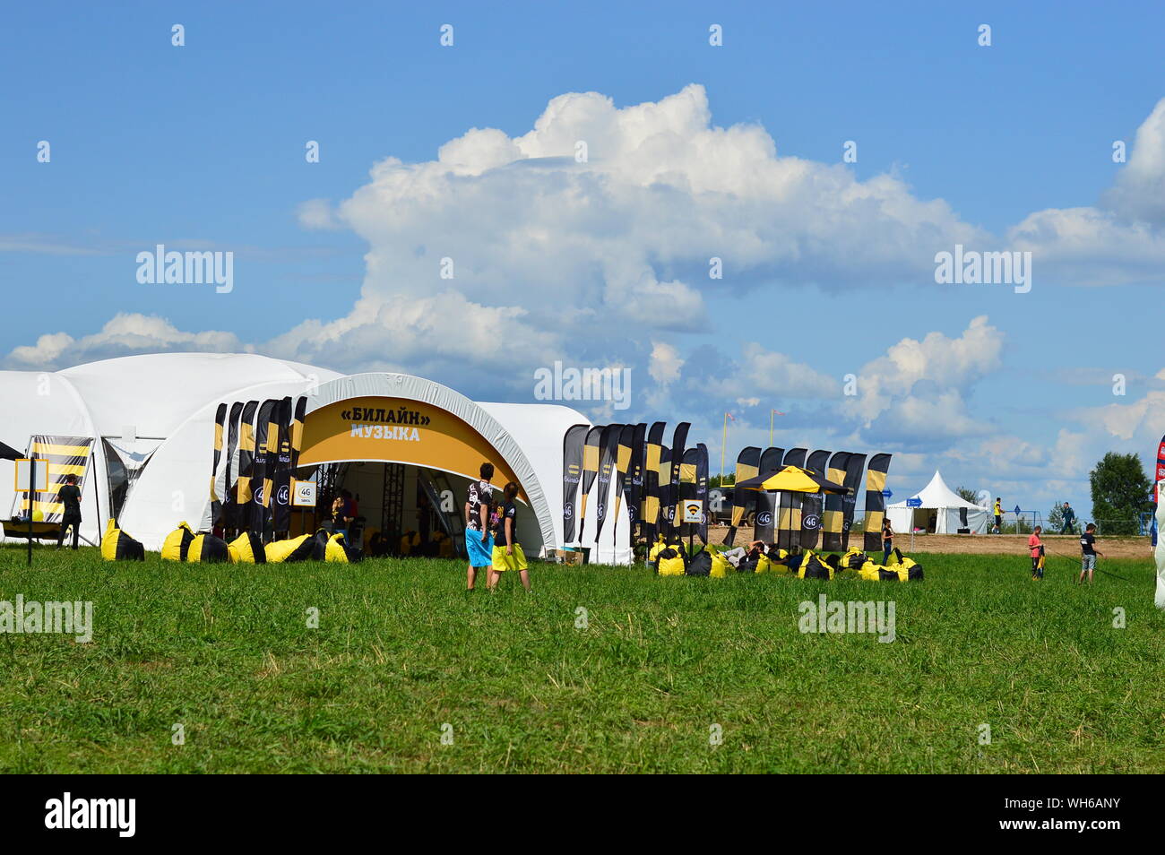 KOSINO, RUSSIA - Luglio 18, 2015: Beeline Pavilion, il panorama e la gente alla Alfa futuro popolo Festival che va da luglio 17-19 vicino a Nizhny Foto Stock