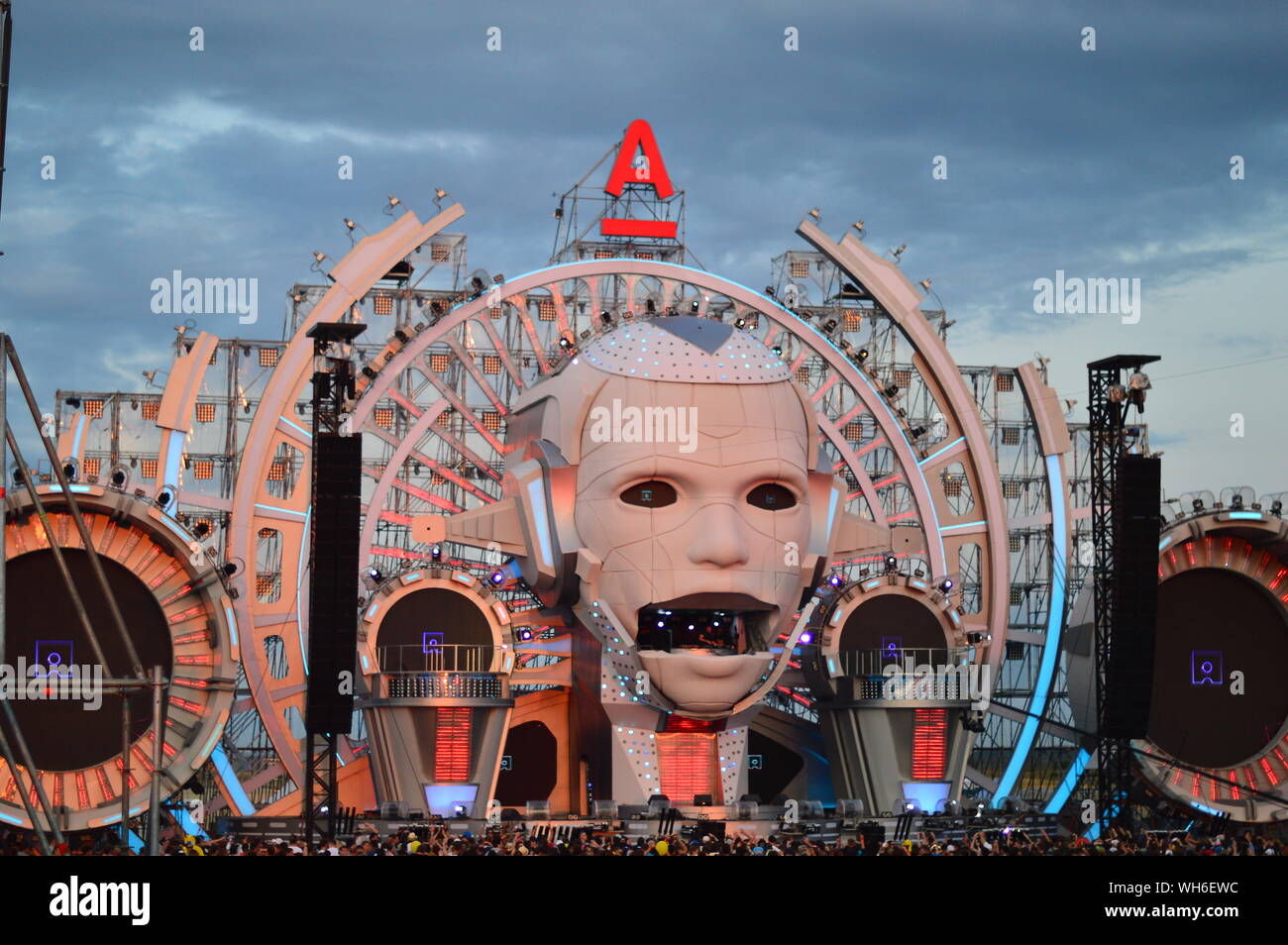KOSINO, RUSSIA - Luglio 18, 2015: main stage presso la Alfa futuro popolo Festival che va da luglio 17-19 vicino a Nizhny Novgorod. Foto Stock