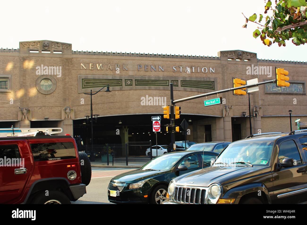 Newark, New Jersey - 15 agosto 2019: vista del mercato sul lato della strada della trafficata Newark Penn (Pennsylvania) stazione degli autobus e dei treni. Foto Stock
