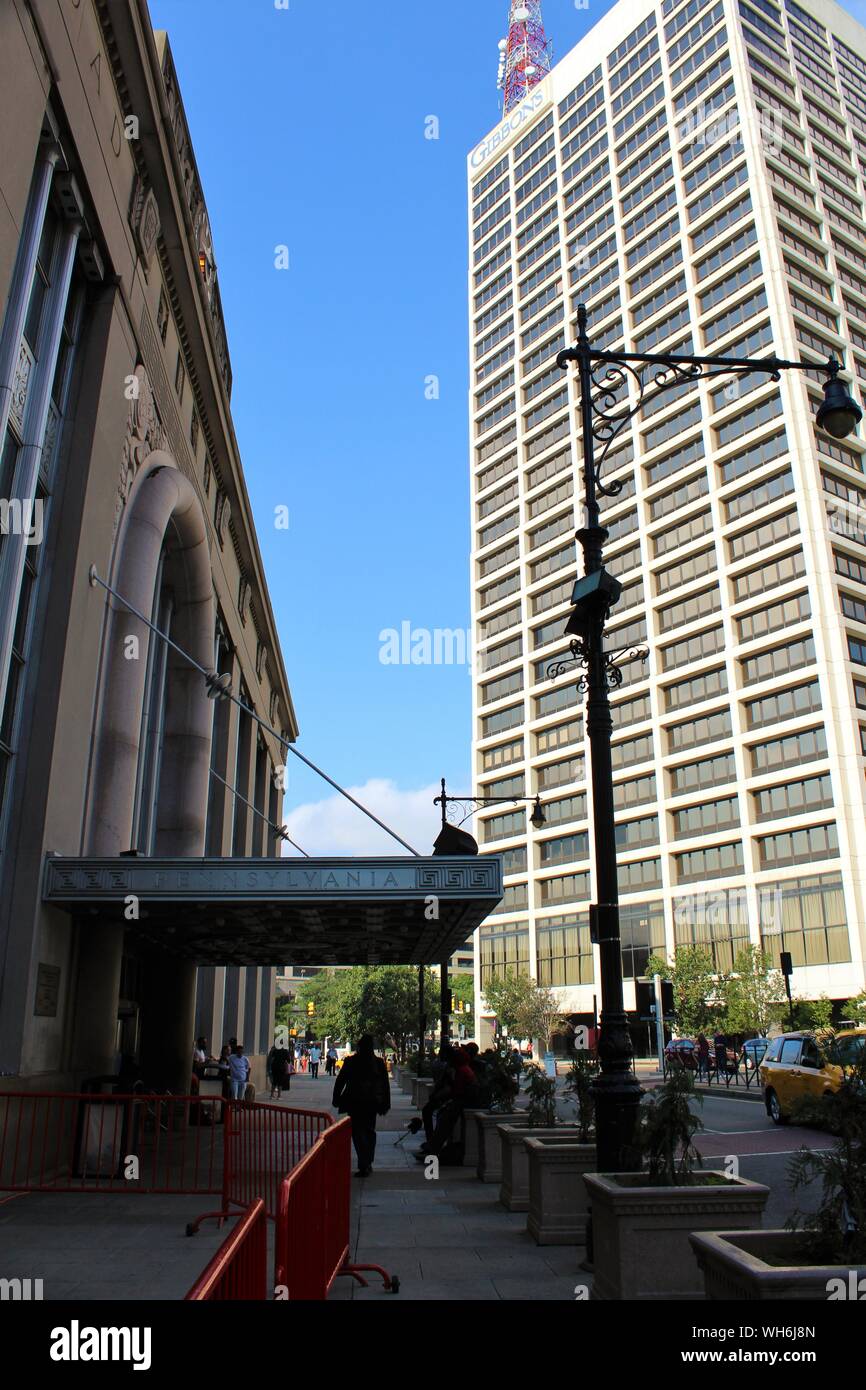 Vista sulla strada di accesso pedonale alla Pennsylvania rail station sulla sinistra e la sede dell'U.S Law firm Gibbons sulla destra. Foto Stock