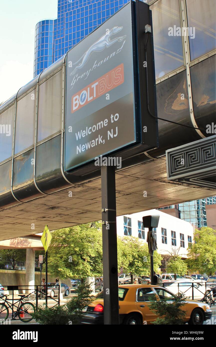 Newark, New Jersey - 15 agosto 2019: "Benvenuto a Newark, NJ' segno che sta al di fuori dell'entrata pedonale a Newark Penn Station. Foto Stock