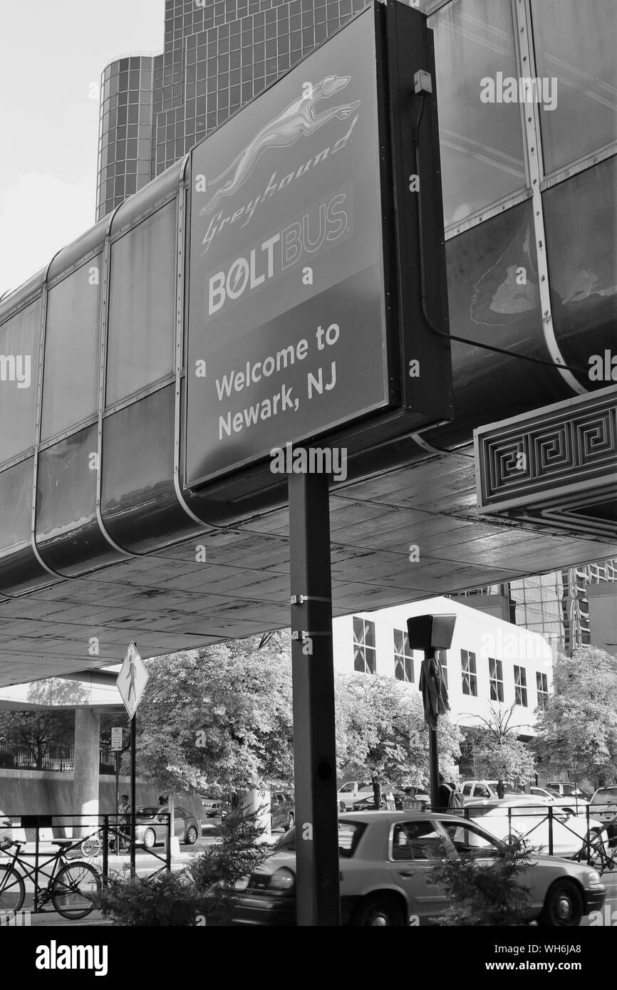 Newark, New Jersey - 15 agosto 2019: "Benvenuto a Newark, NJ' segno che sta al di fuori dell'entrata pedonale a Newark Penn Station. Foto Stock