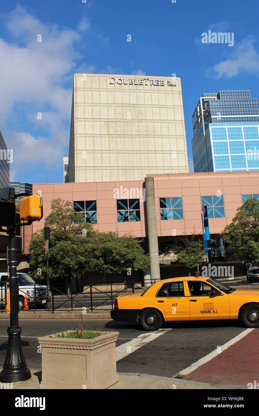Vista su una trafficata autostrada, di Double Tree Hilton Hotel a Newark, NJ, presa dall'esterno del Newark Penn Station, opposta. Foto Stock