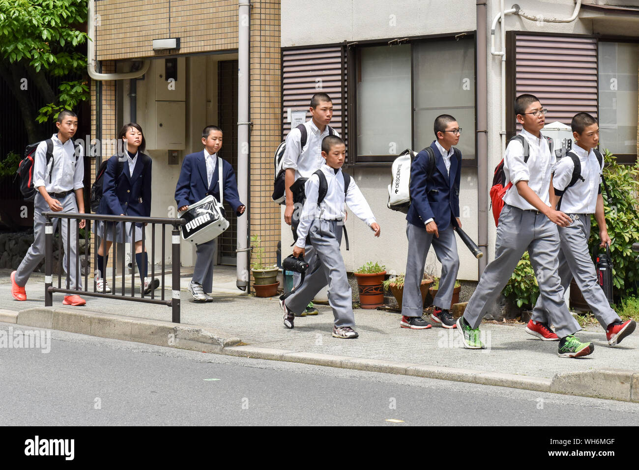 Gli studenti a piedi, Kyoto, Giappone Foto Stock