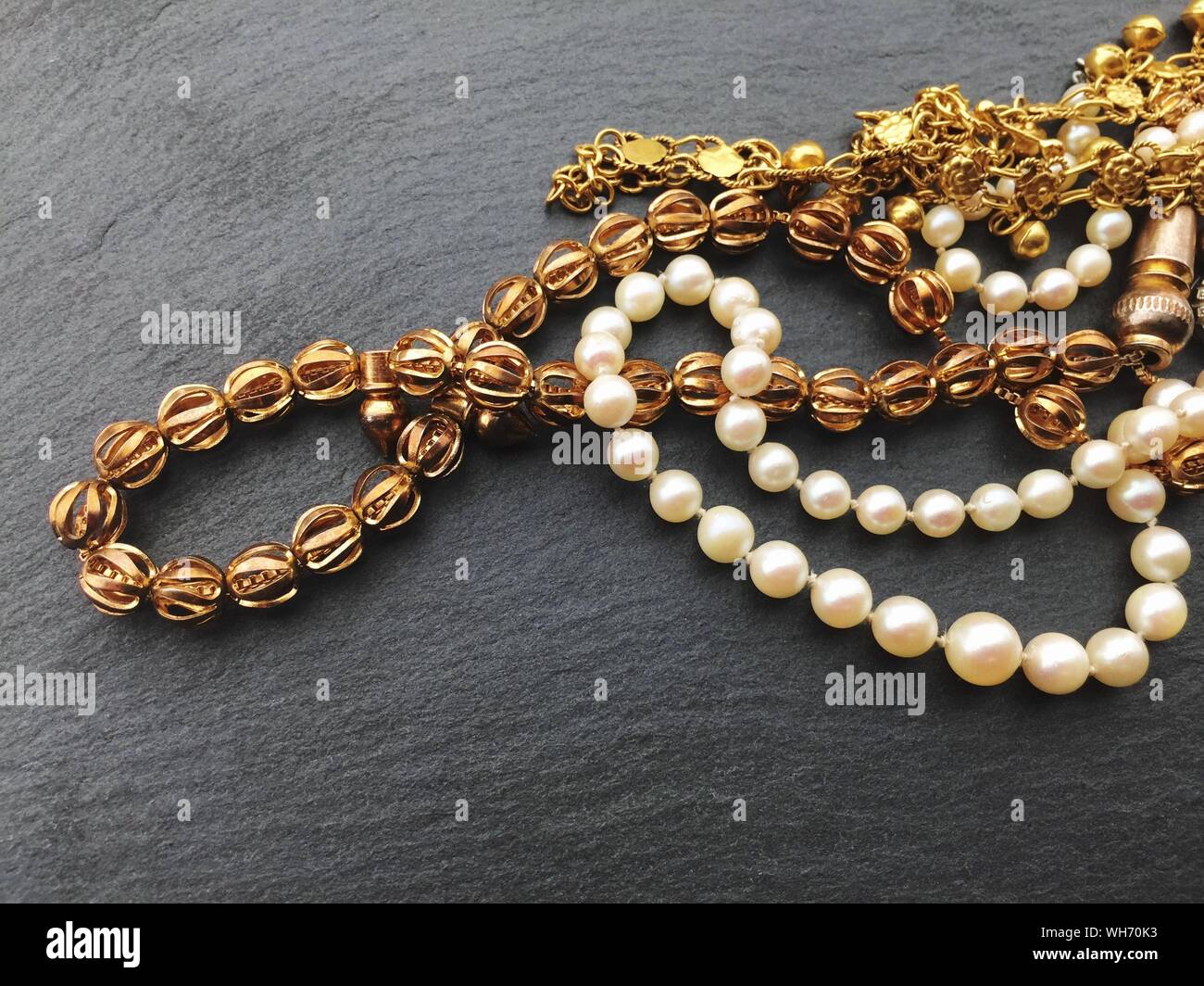 Close-up di oro e perle gioielli in ambienti interni Foto Stock