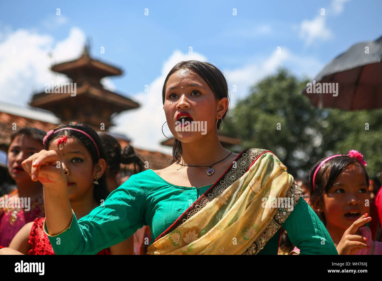 Kathmandu, Nepal. 02Sep, 2019. Un indù Nepalese donna canta e danze dopo offrendo preghiere al Signore Shiva, il dio indù della distruzione durante il festival.Teej Festival è una femmine-solo festival celebrato dalle donne indù. Durante il festival, donne digiunare e pregare per il matrimonio e la famiglia. Singolo donne pregare per un promettente futuro matrimonio, mentre le donne sposate pregare per la felicità. La festa è celebrata principalmente in India, ma le donne nepalesi celebrano Teej nel loro modo particolare. Credito: SOPA Immagini limitata/Alamy Live News Foto Stock