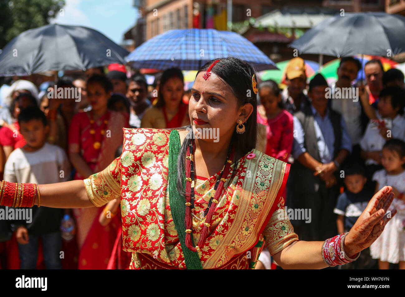 Kathmandu, Nepal. 02Sep, 2019. Un indù Nepalese donna canta e danze dopo offrendo preghiere al Signore Shiva, il dio indù della distruzione durante il festival.Teej Festival è una femmine-solo festival celebrato dalle donne indù. Durante il festival, donne digiunare e pregare per il matrimonio e la famiglia. Singolo donne pregare per un promettente futuro matrimonio, mentre le donne sposate pregare per la felicità. La festa è celebrata principalmente in India, ma le donne nepalesi celebrano Teej nel loro modo particolare. Credito: SOPA Immagini limitata/Alamy Live News Foto Stock