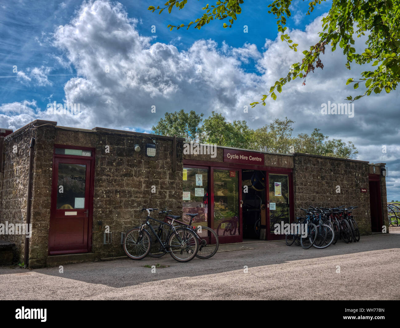 Noleggio bike shop all'inizio del nuovo Grande Nord sentiero 800 mile off-road percorso in mountain bike a Middleton Top, Middleton da Wirksworth, Derbyshire, Inghilterra, Regno Unito HDR Foto Stock