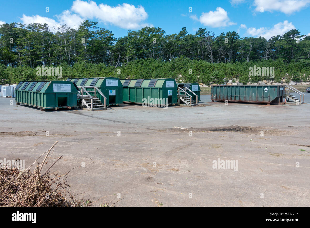 Flusso singolo centro di riciclaggio di contenitori per il vetro, la plastica e la carta a noi discarica a The Bourne integrato di gestione dei rifiuti solidi facility Foto Stock