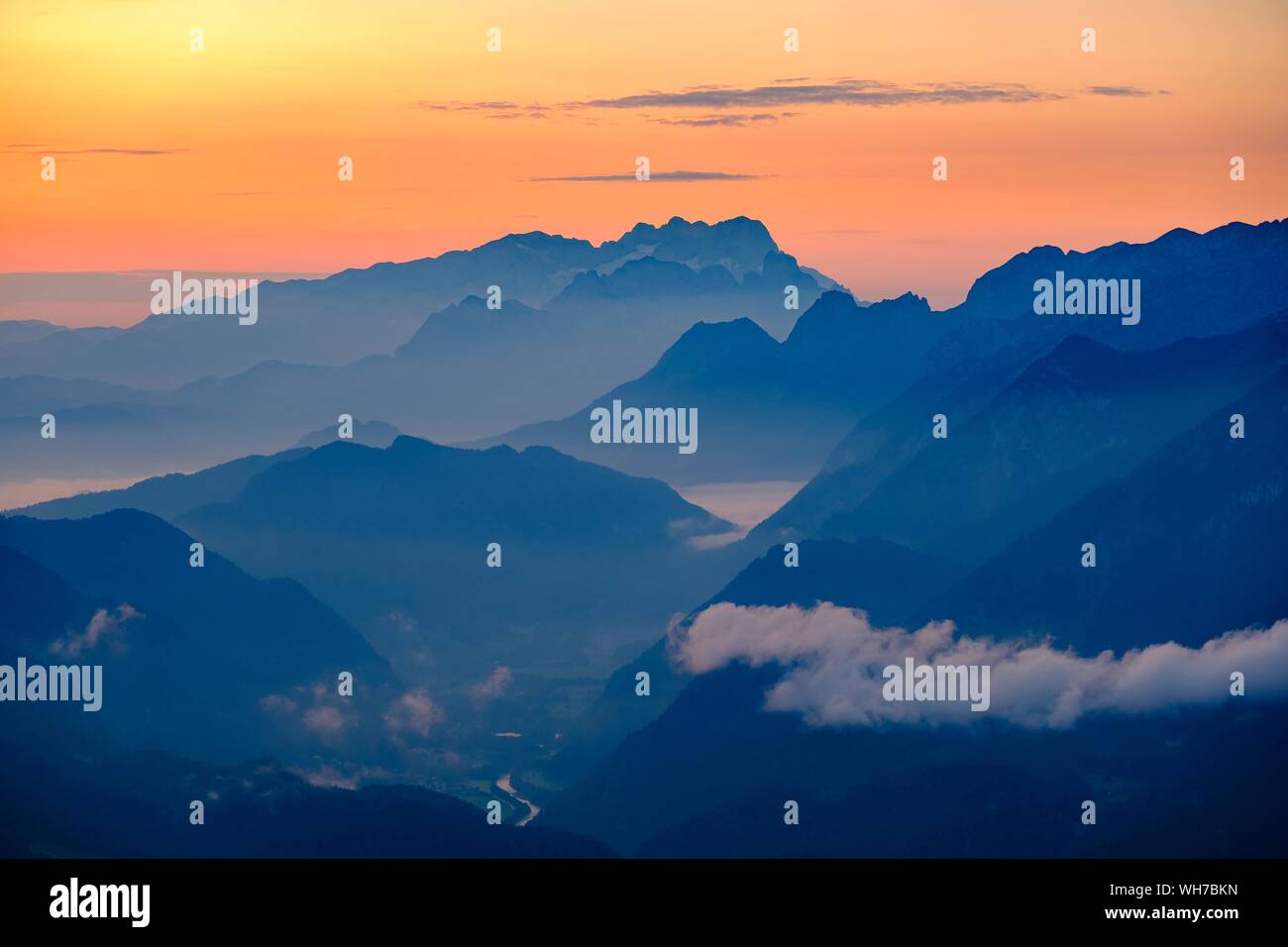 Blue Mountain sagome di sunrise, vista su Dachstein Mitte e Tennen montagne, Golling, Salzburger Land, Austria Foto Stock