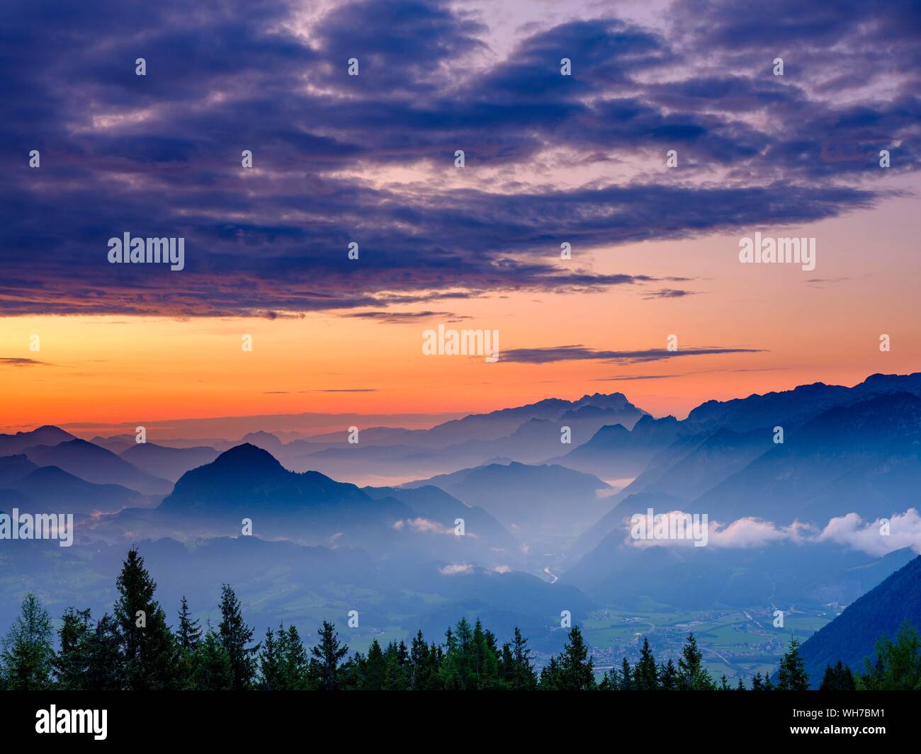 Blue Mountain sagome di sunrise, vista sul gruppo Osterhorn, Dachstein e Tennen montagne, Golling, Salzburger Land, Austria Foto Stock