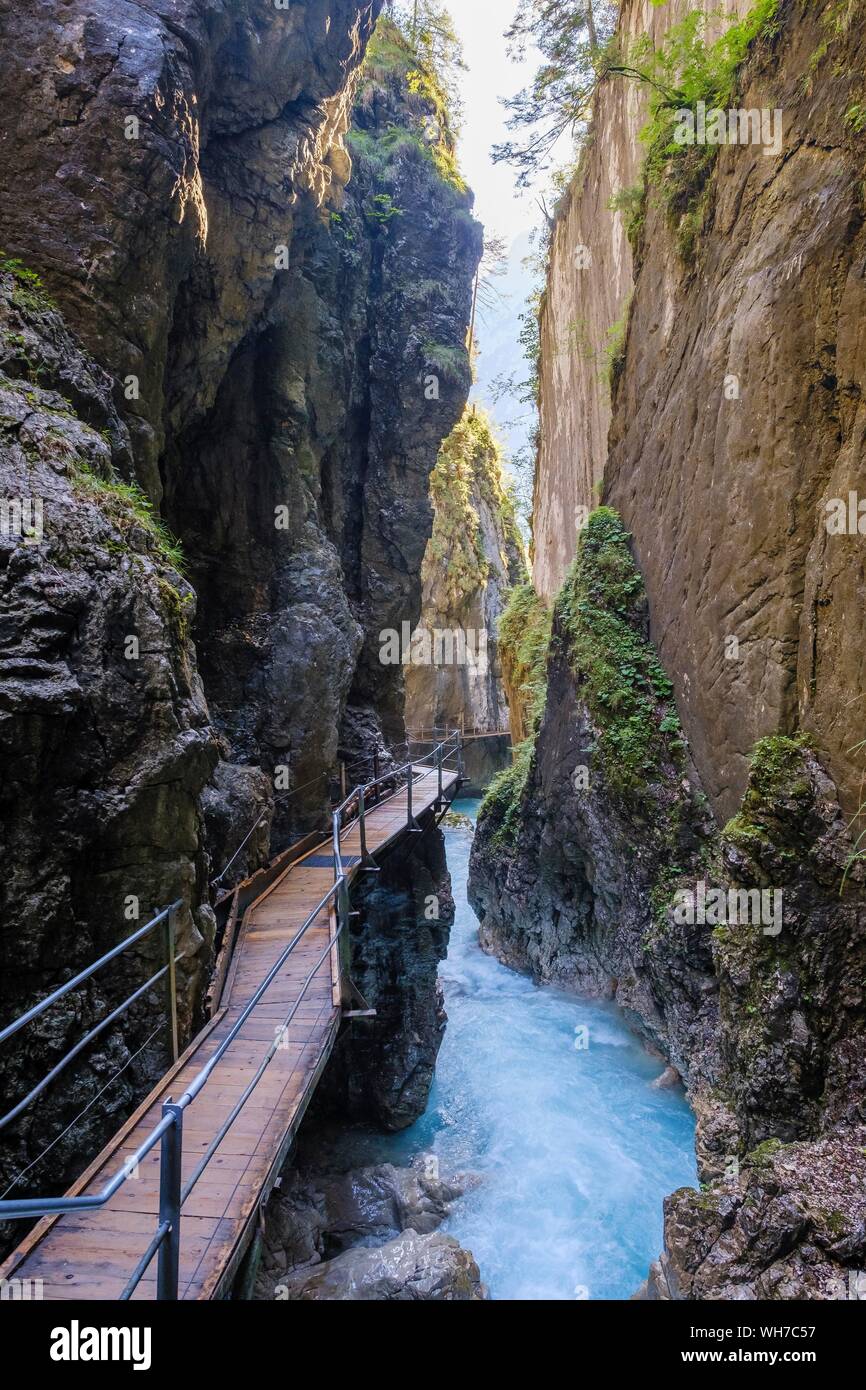 Il Footbridge, cascata percorso attraverso la gola di Leutasch, Mittenwald, Alta Baviera, Baviera, Germania Foto Stock