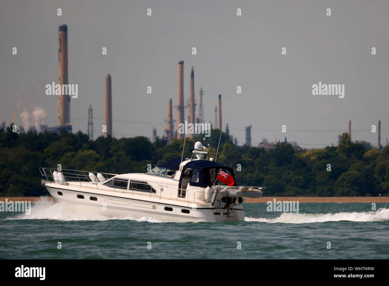 Fawley,l'olio,Raffineria,fossili combustibili,,materie plastiche,alimentazione,barca,fantastica,fibra vetro,,il carburante diesel,,chemistry,prodotti,advanced,barca,canottaggio,motore imbarcazioni,l'Solent Foto Stock
