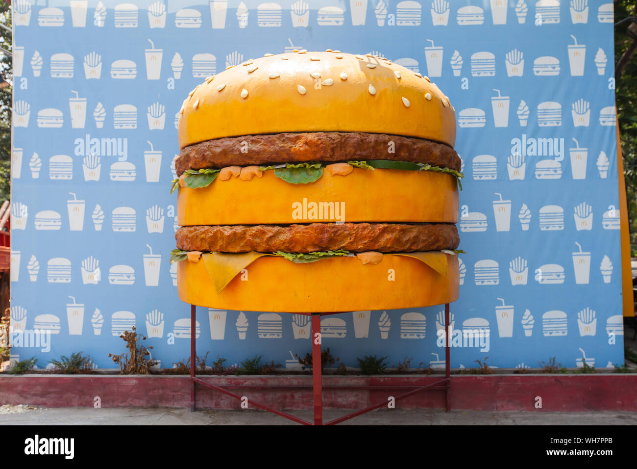 Hamburger gigante come pubblicità per l'apertura di MacDonald Soon. McDonald's Vietnam ha aperto il suo primo ristorante a ho chi Minh City nel febbraio 2014. Foto Stock