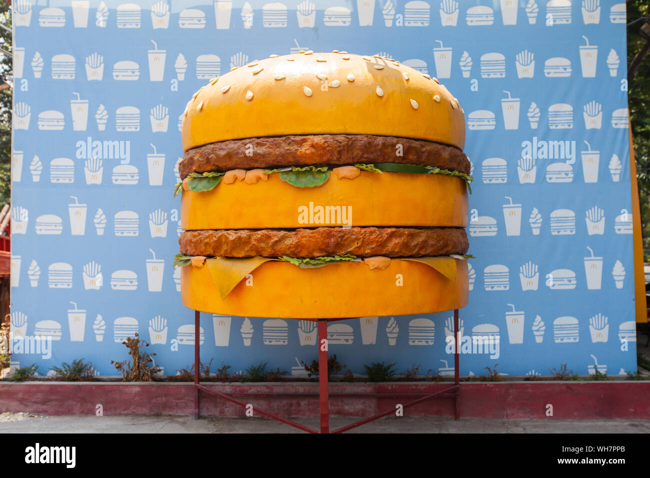 Un gigantesco hamburger come pubblicità per l'apertura del ristorante MacDonald. Catene internazionali di fast food straniere a ho chi Minh City. Febbraio 2014. Foto Stock