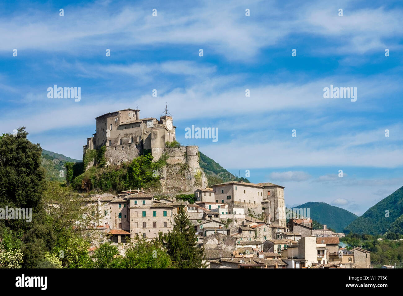 Città vecchia di Subiaco con la Rocca Abbaziale sulla parte superiore - Subiaco (Roma) Italia - Borgia il castello di Subiaco Foto Stock