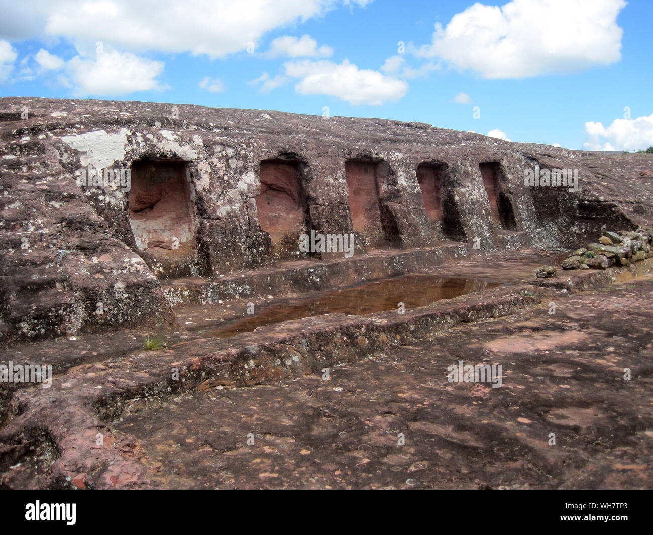 Primo piano di nicchie scavate nella roccia arenaria a El Fuerte Samaipata vicino,Santa Cruz Dipartimento,Bolivia. Un sito Patrimonio Mondiale dell'UNESCO Foto Stock