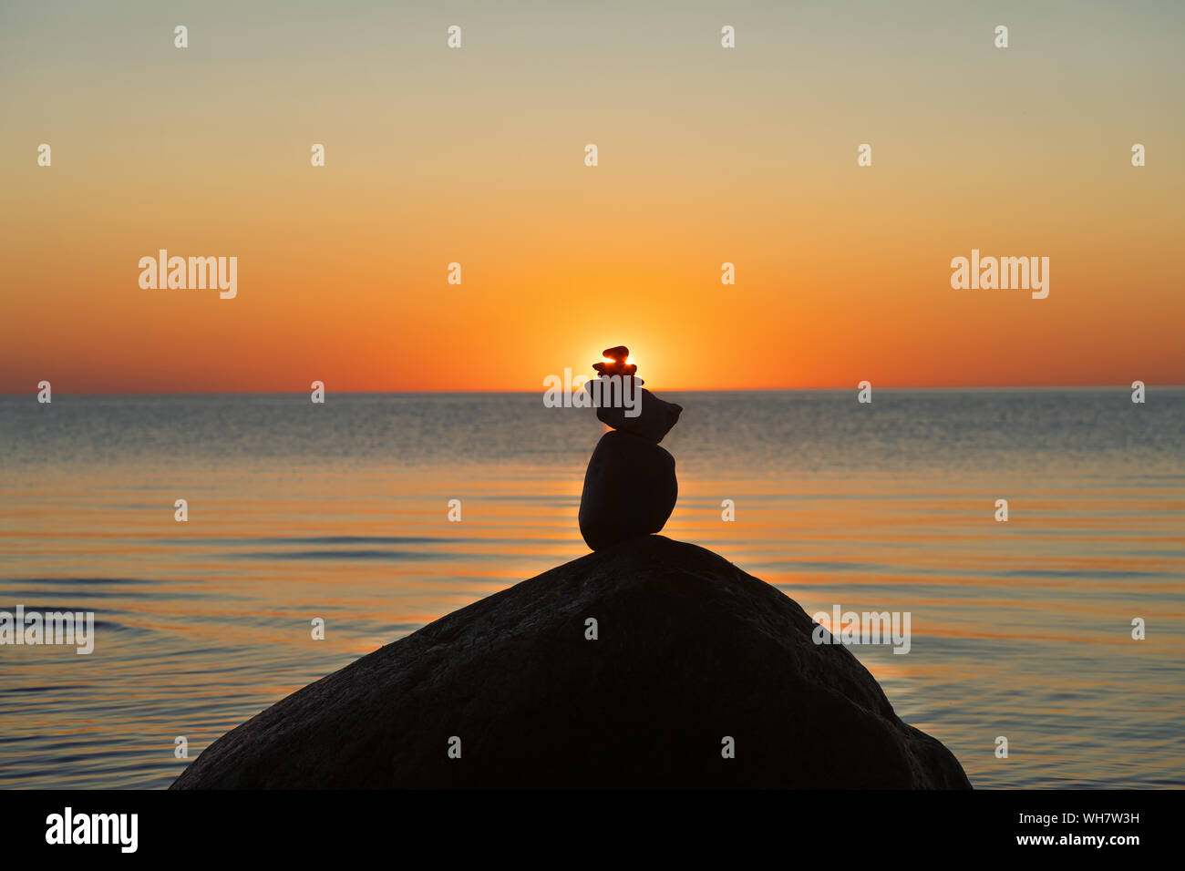 Il tumulo di pietra sul Mar Baltico con onde Foto Stock