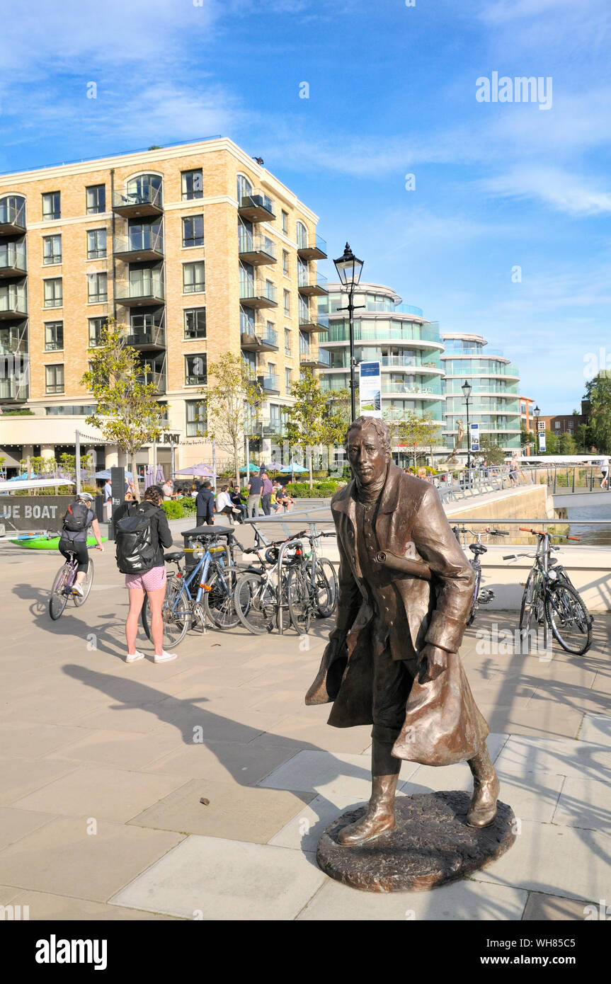 Statua di Capability Brown dallo scultore Laury Dizengremel sul lungofiume in distilleria Wharf, Fulham raggiungere, Hammersmith, Londra W6, England, Regno Unito Foto Stock