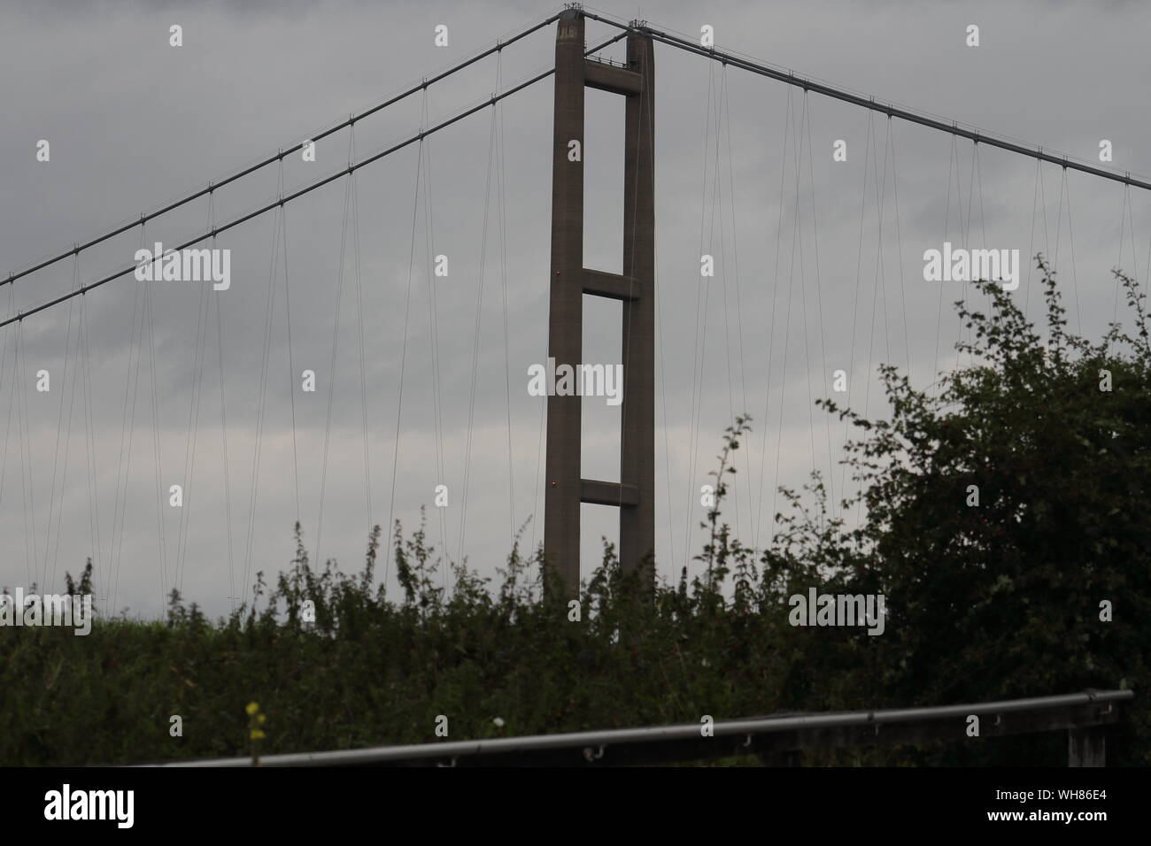 Close up della torre sud del ponte Humber presi da lontano Ings Foto Stock