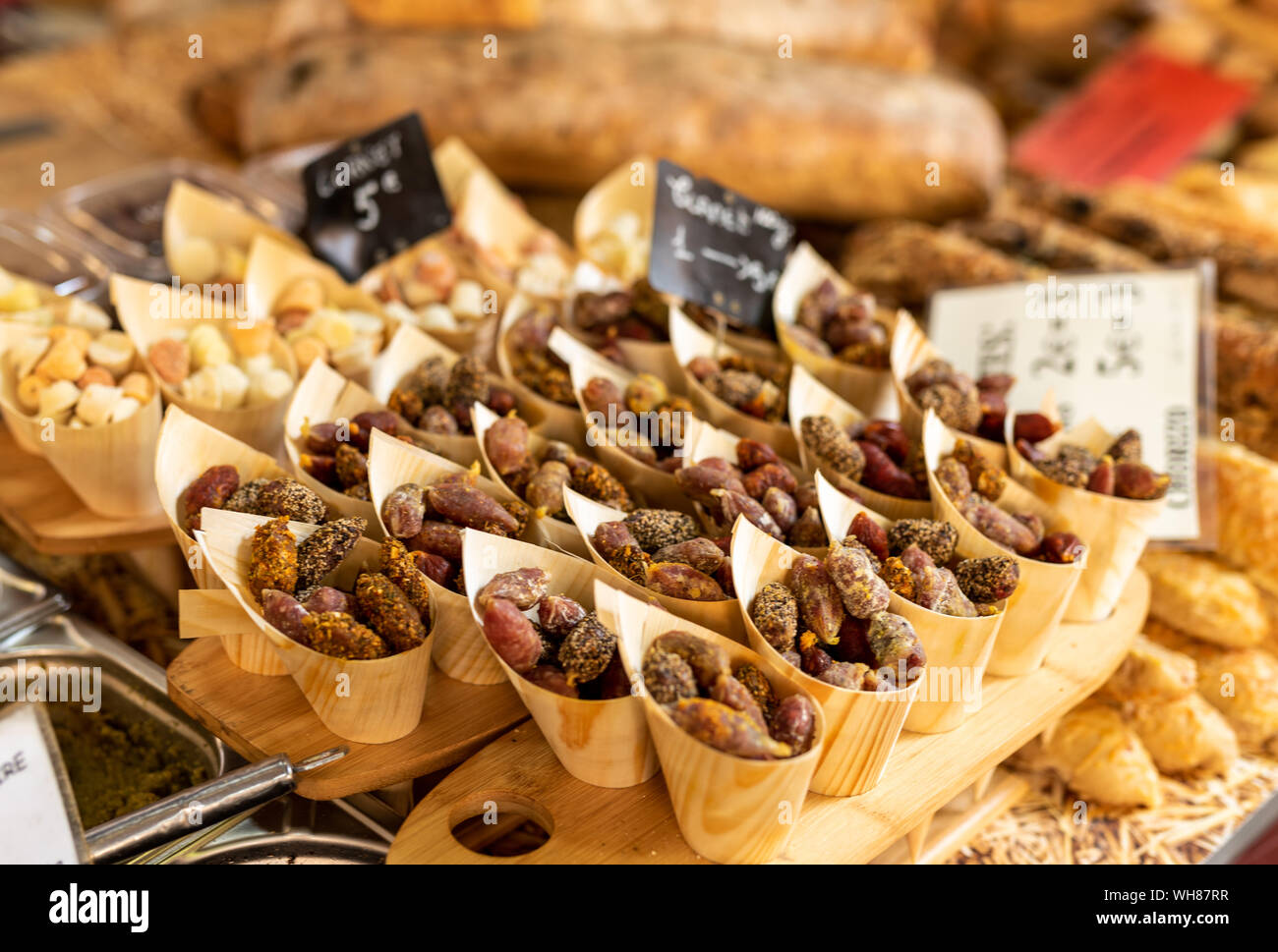 Salsiccia in vendita al mercato locale di strada, Aix-en-Provence, Francia Foto Stock