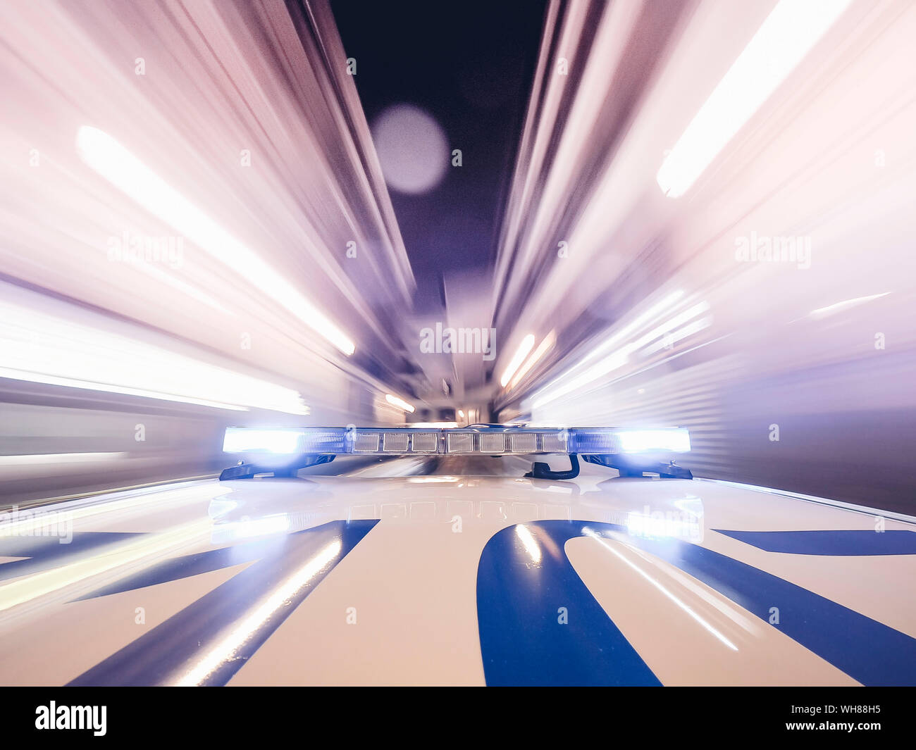 Lampeggiante blu polizia luci montato sul tetto del polacco auto della  polizia Foto stock - Alamy