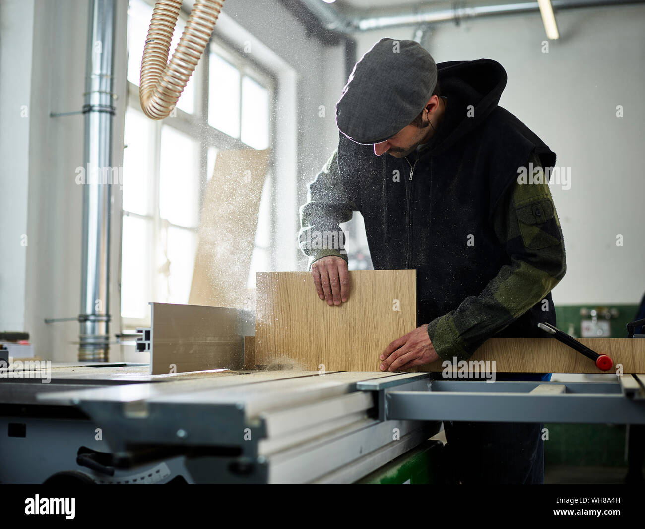 Carpenter segatura di legno con sega circolare Foto Stock