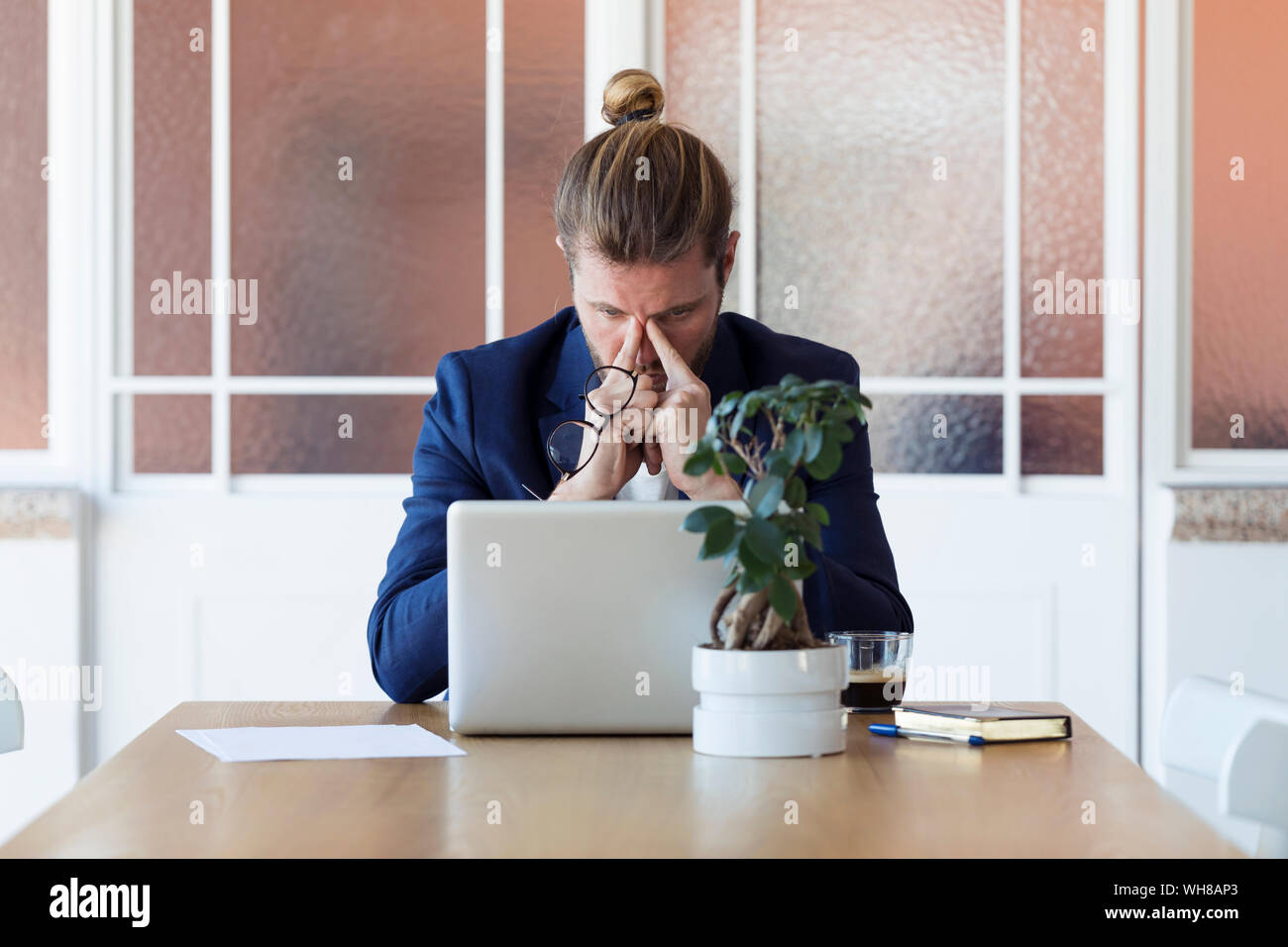 Imprenditore focalizzato lavorando presso un ufficio moderno Foto Stock