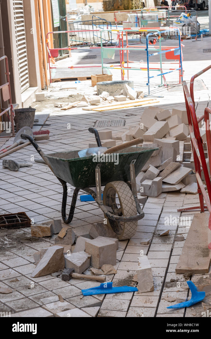 Lavori di ristrutturazione della strada, lavori di riparazione del marciapiede in pietra Foto Stock