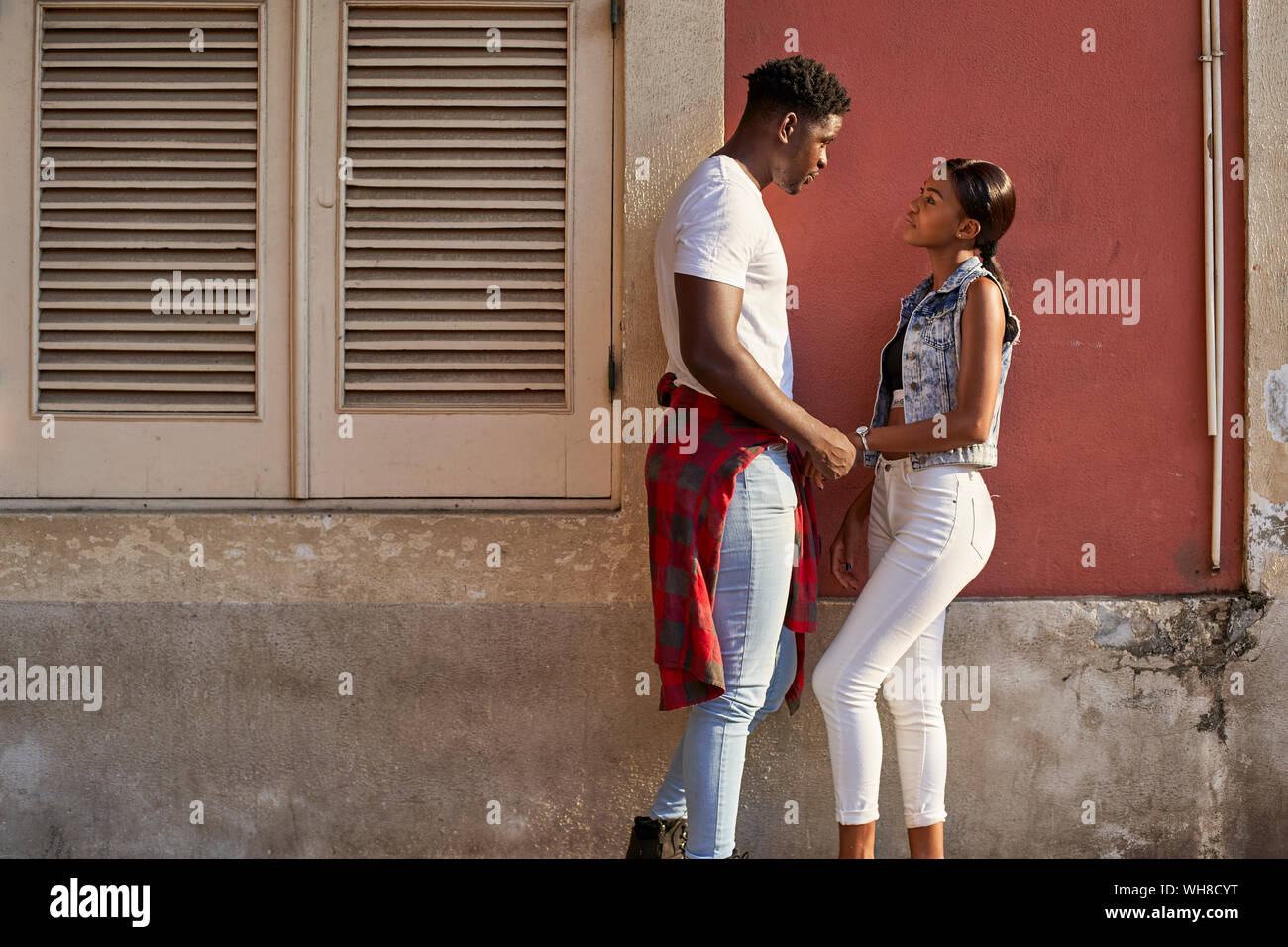 Flirtare giovane in piedi in strada in Mabuto, Mozambico Foto Stock