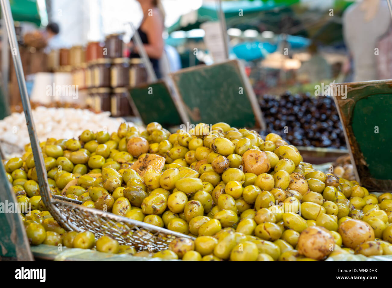 Olive, prodotti regionali, mercato di strada ad Aix-en-Provence, Francia Foto Stock