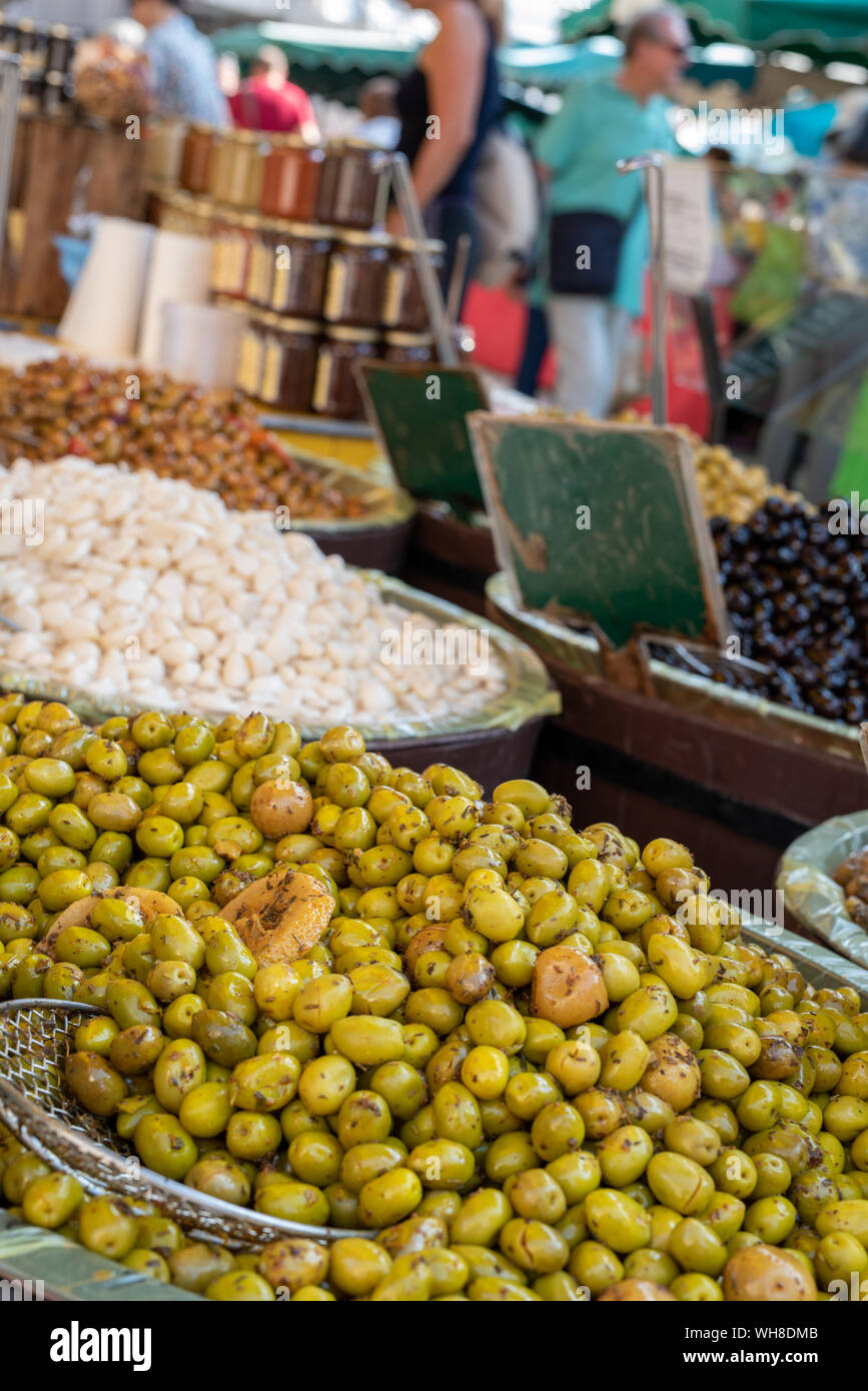 Olive fresche, prodotti regionali sul mercato di strada ad Aix-en-Provence, Francia Foto Stock