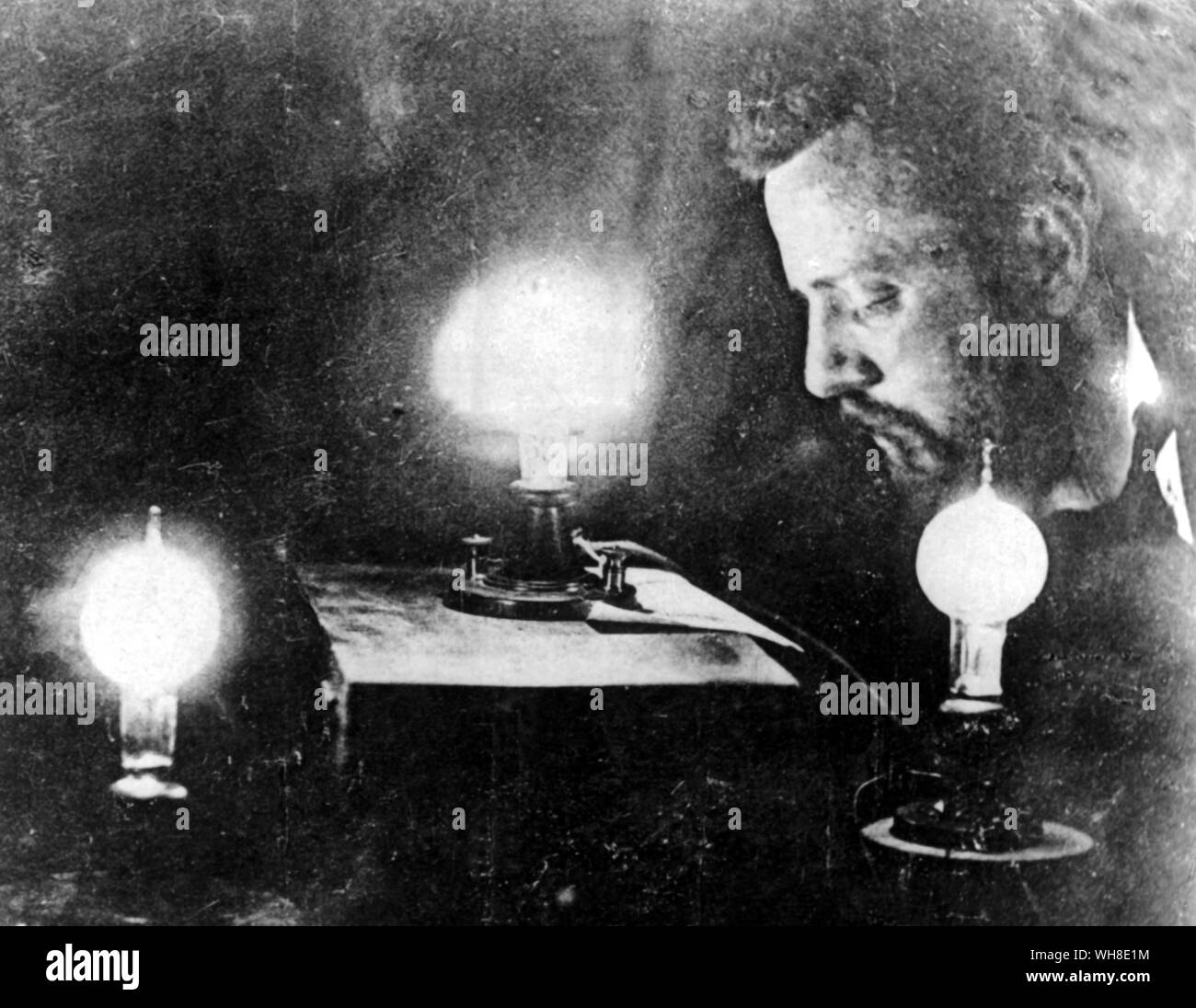 Charles Batchelor (1845-1910). La prima fotografia mai preso da lampade ad incandescenza Lampade elettriche, 1883. Charles Batchelor era un inventore e stretto collaboratore di inventore americano Thomas Alva Edison. Egli è stato coinvolto in alcuni dei più grandi invenzioni e sviluppi tecnologici nella storia.. . . . Foto Stock