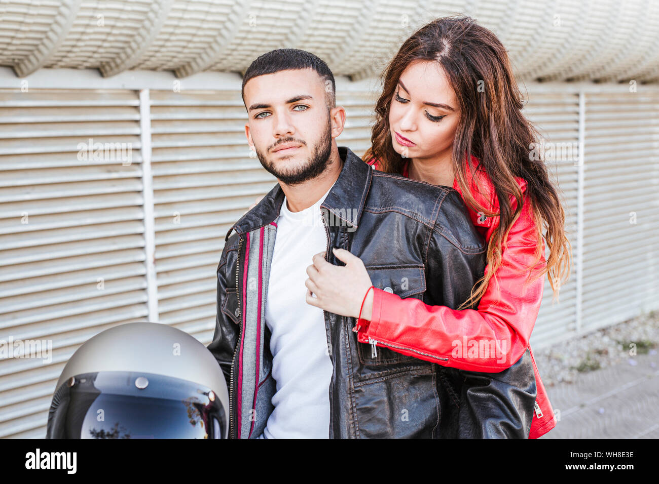 Ritratto di giovane con casco motociclo indossano giacche in pelle Foto Stock