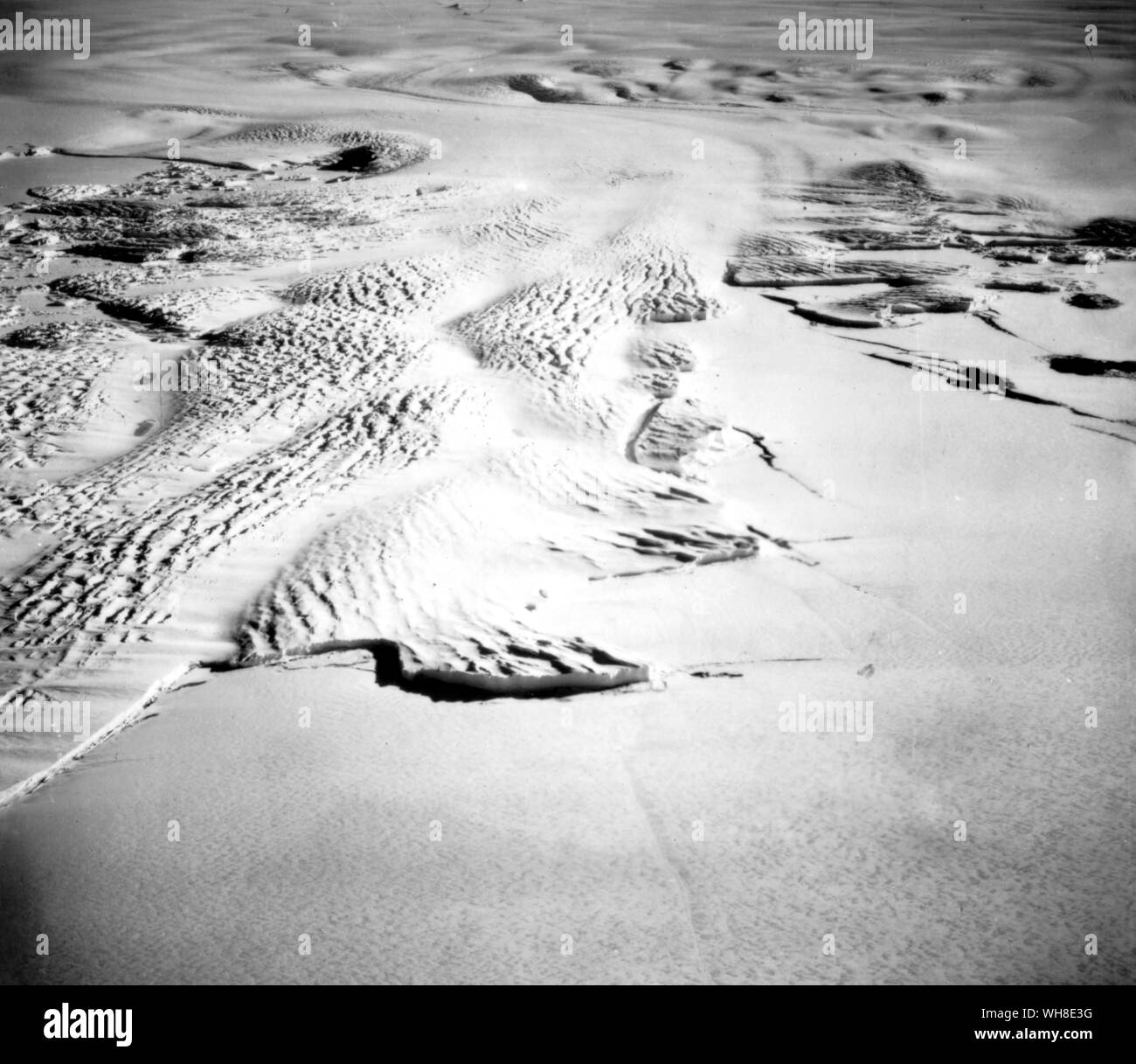 Glacier sulla costa di Kemp Land, a ovest delle Isole Thorgaut, Hans Christensan Expedition, 1936. Antartide: l'ultimo continente da Ian Cameron, pagina 63. Foto Stock