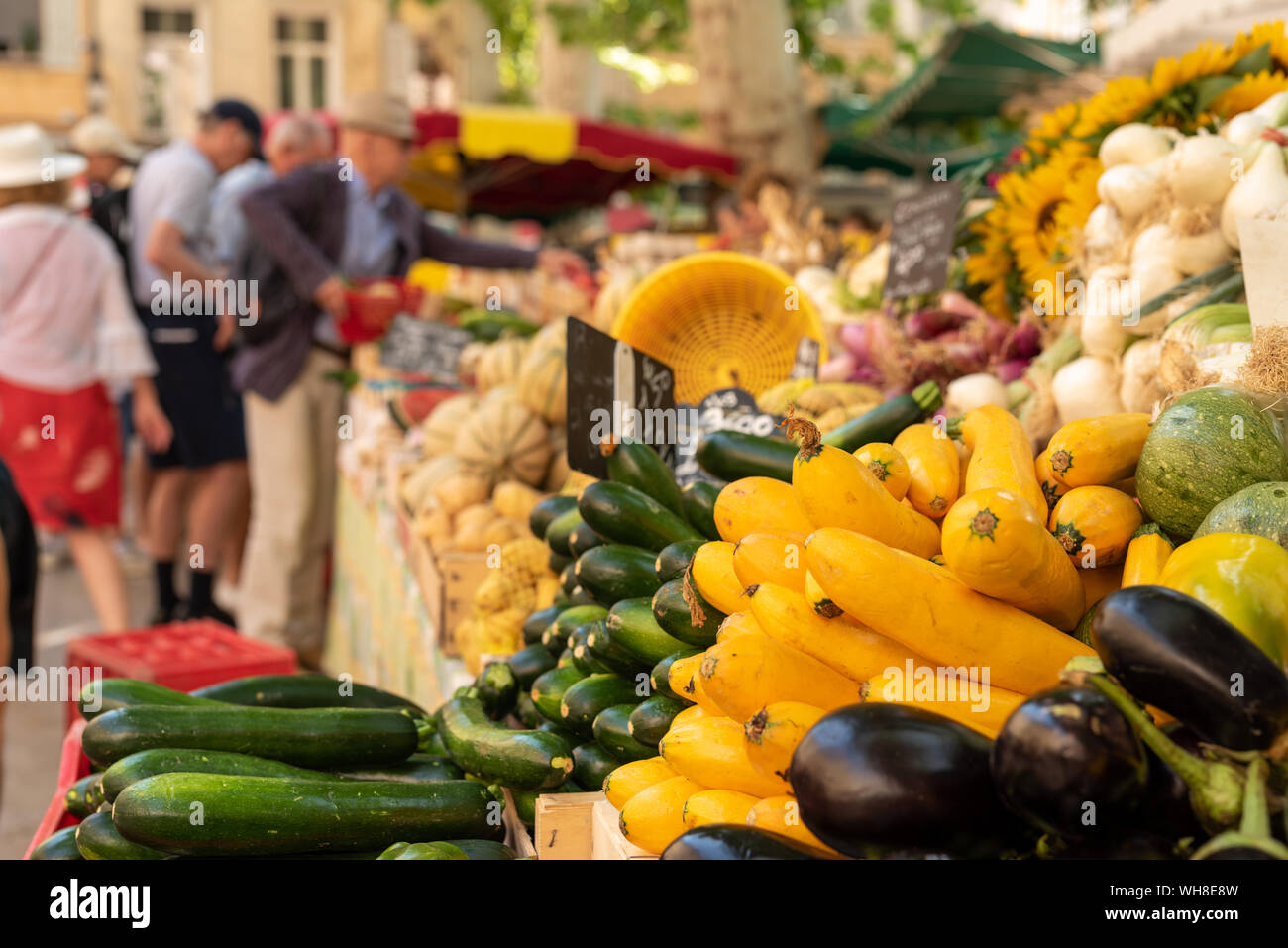 Verdure fresche sul mercato di strada Aix-en-Provence, Francia Foto Stock