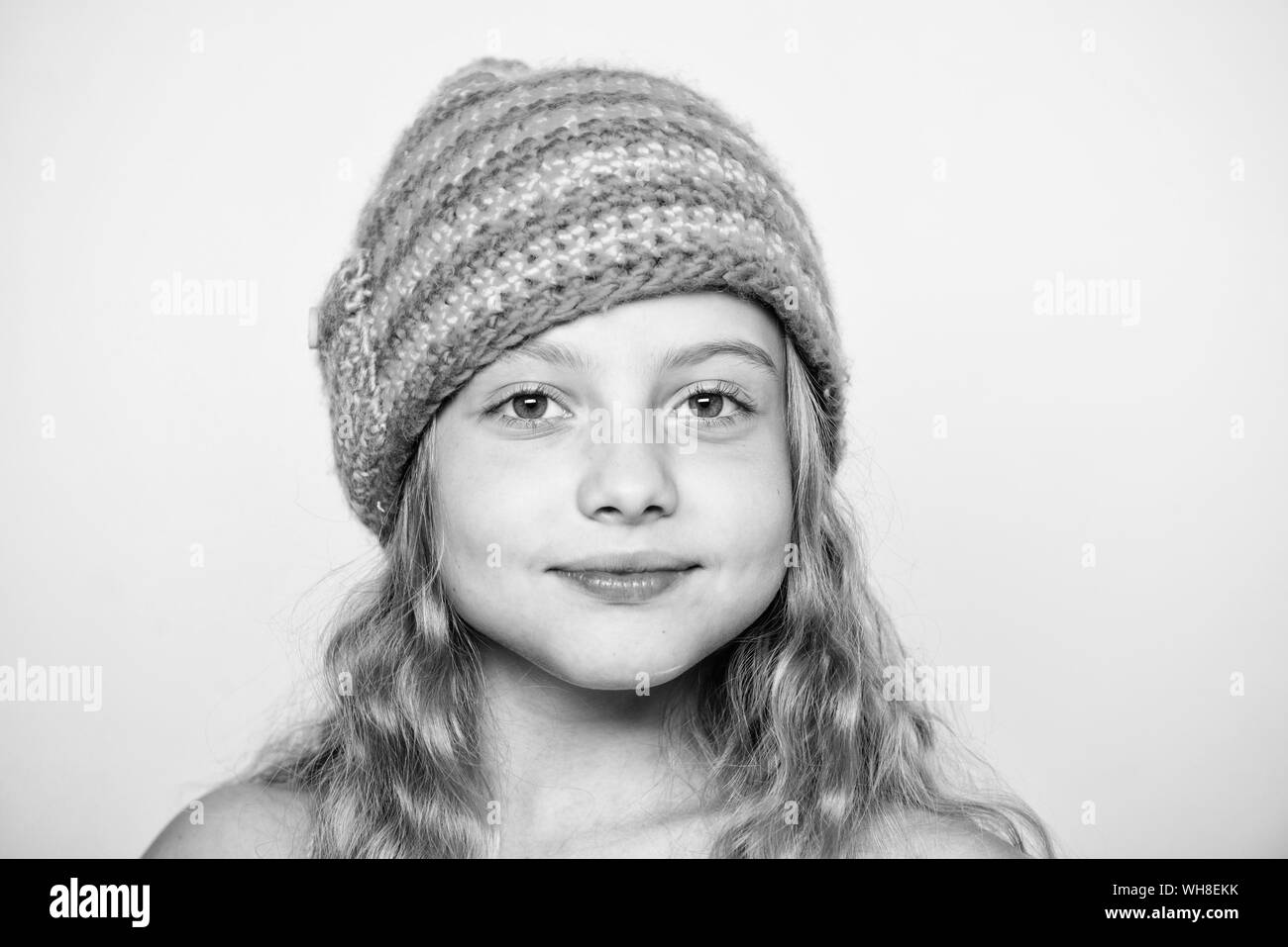 Differenza tra maglia e crochet. Libera i modelli di lavorazione a maglia. Autunno Inverno stagione accessorio. Maglia per bambini cappelli. Ragazza capelli lunghi faccia felice sfondo bianco. Kid indossare caldo morbido blu maglia hat. Foto Stock