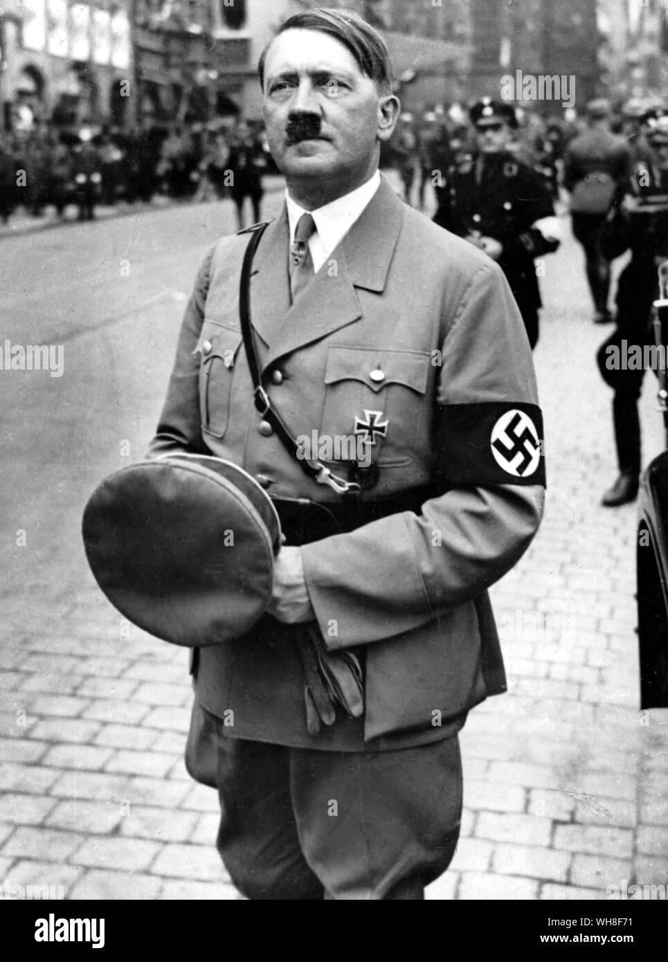 Adolf Hitler (1889-1945) al Reich il partito di giorno a Nurenberg. Sullo sfondo sono due delle sue guardie del corpo SS 1934. Foto Stock