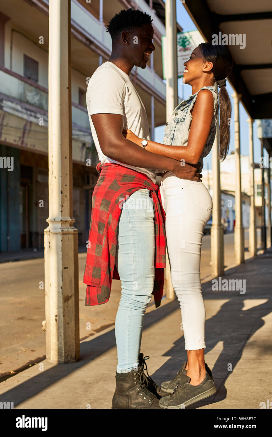 Flirtare giovane in piedi in strada in Mabuto, Mozambico Foto Stock