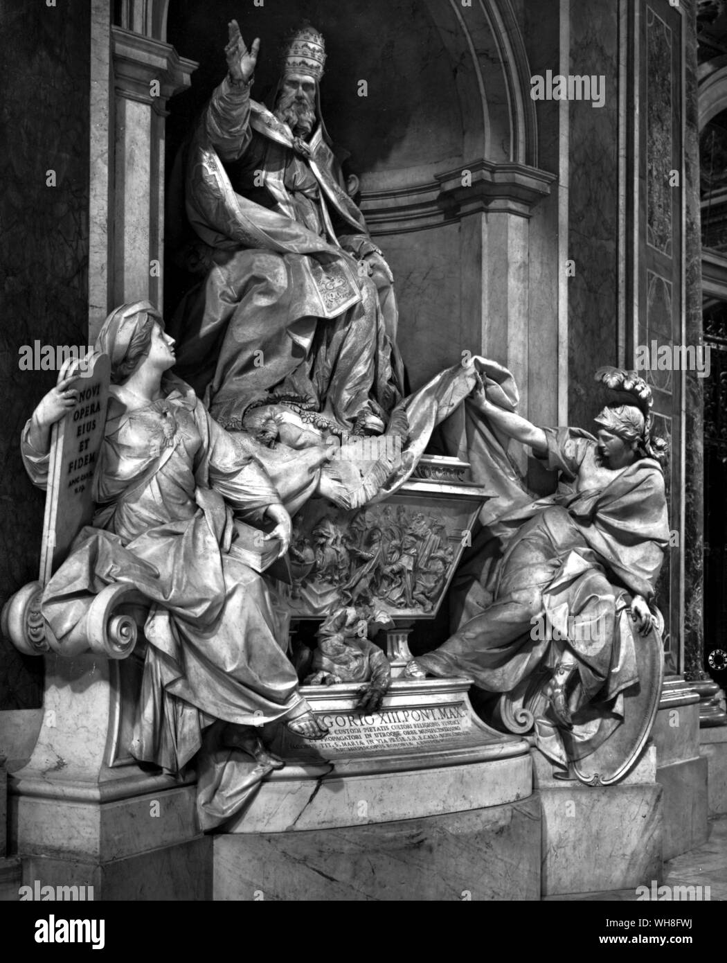 Tomba di papa Gregorio XIII (1502-1585), Camillo Rusconi Barocco italiano era scultore (1658-1728). Anderson, Roma, Basilica di San Pietro ( 1715-23). Foto Stock